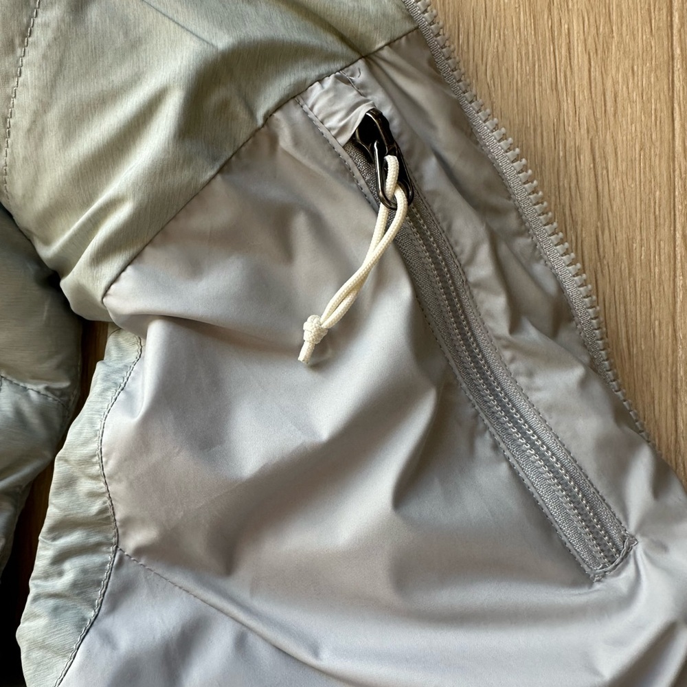 The North Face 700 Fill Down Vest Women’s Small Light Gray Puffer Zip Front - Picture 11 of 12